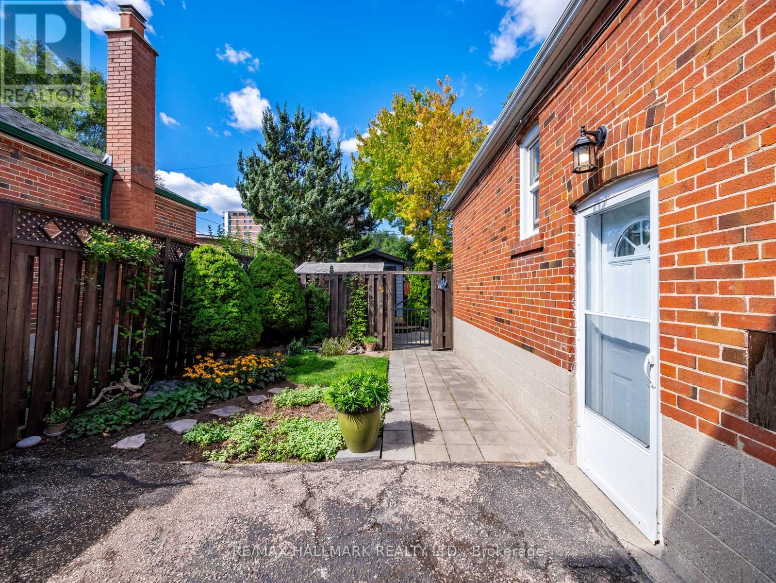 Photo 33 of 60 Greylawn Crescent, Toronto ON