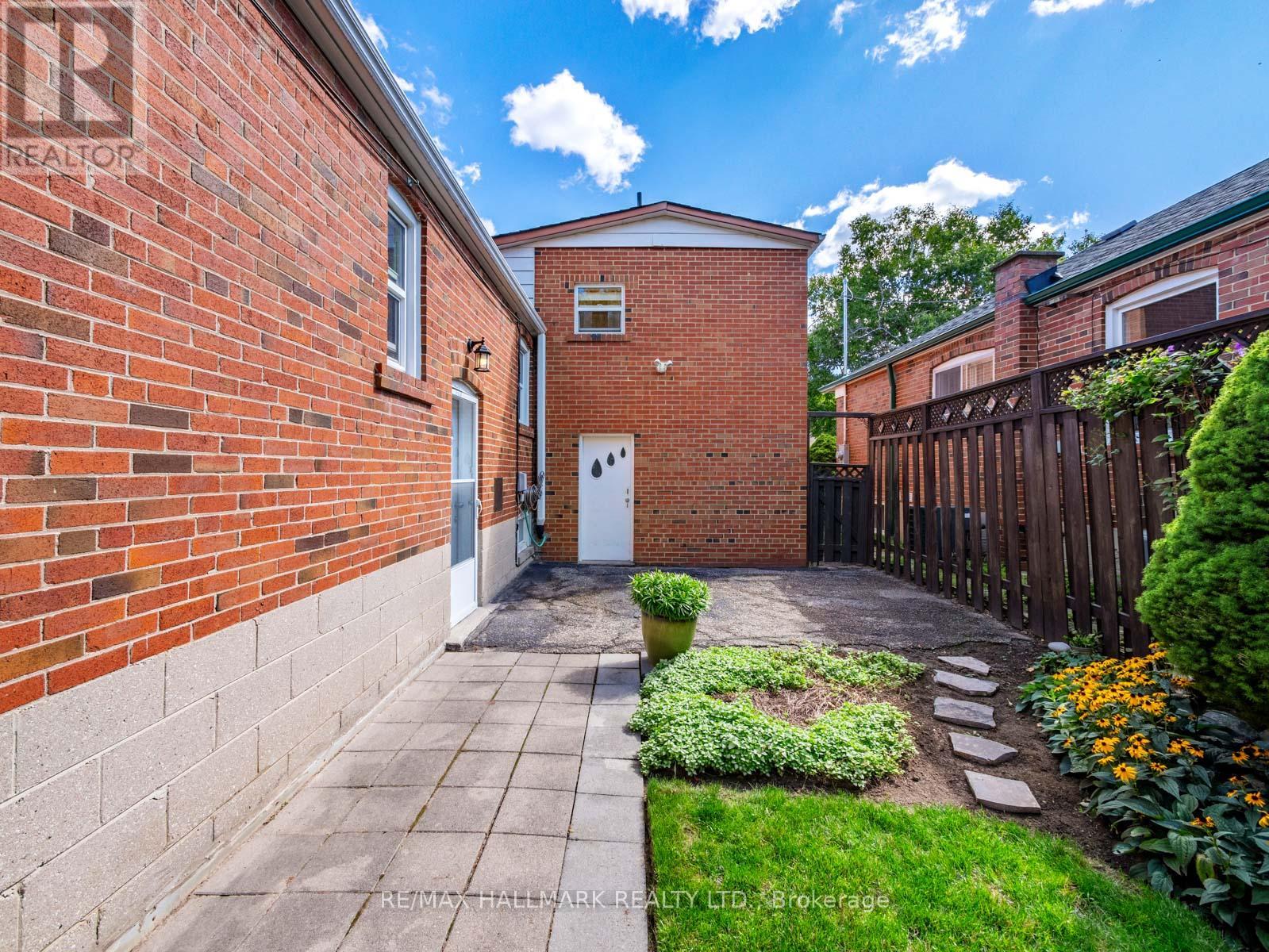 Photo 34 of 60 Greylawn Crescent, Toronto ON