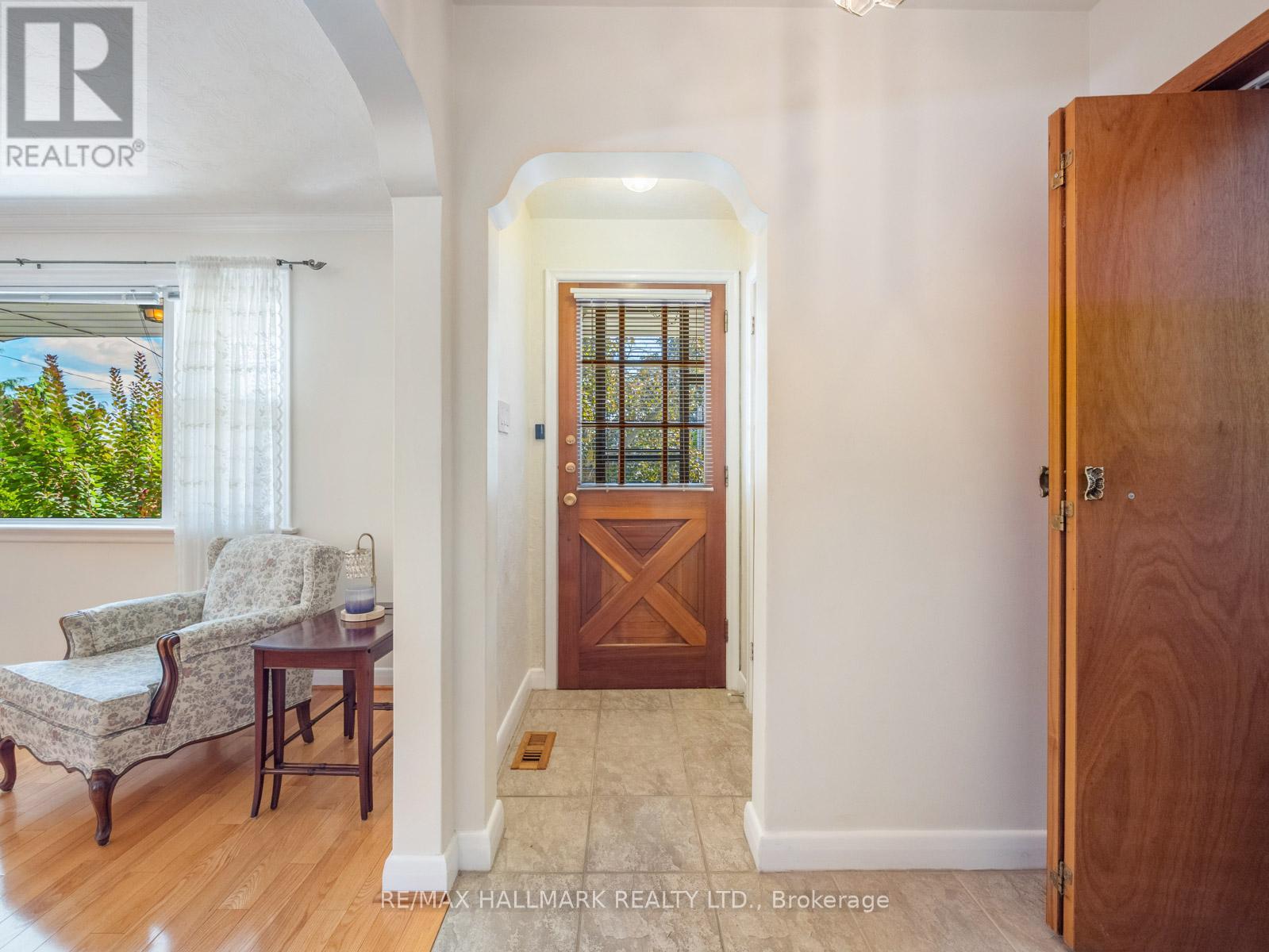 Photo 6 of 60 Greylawn Crescent, Toronto ON