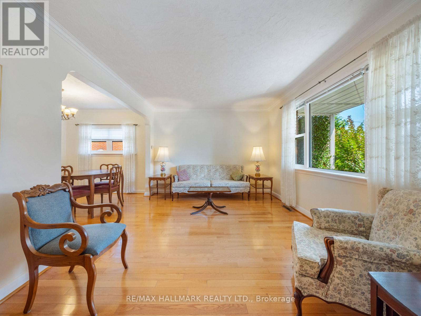 Photo 7 of 60 Greylawn Crescent, Toronto ON