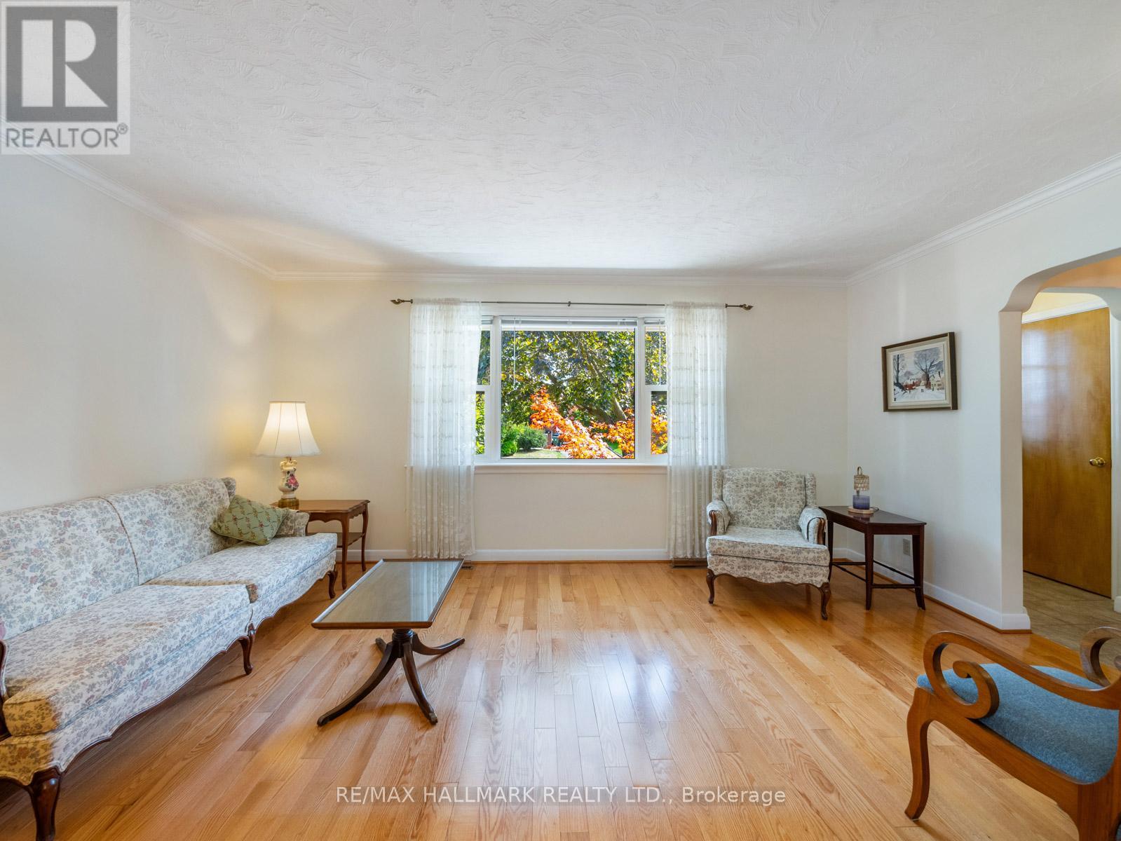 Photo 8 of 60 Greylawn Crescent, Toronto ON