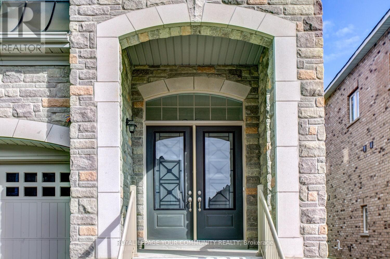 Photo 2 of 13 Bannockburn Drive, Vaughan ON