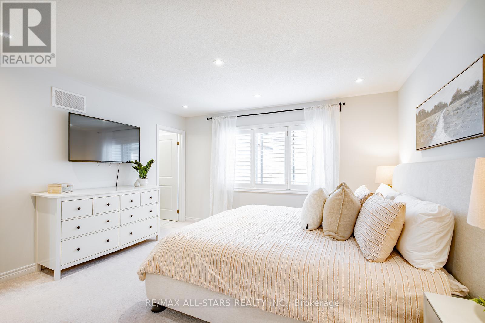Photo 26 of 93 Seedling Crescent, Whitchurchstouffville ON