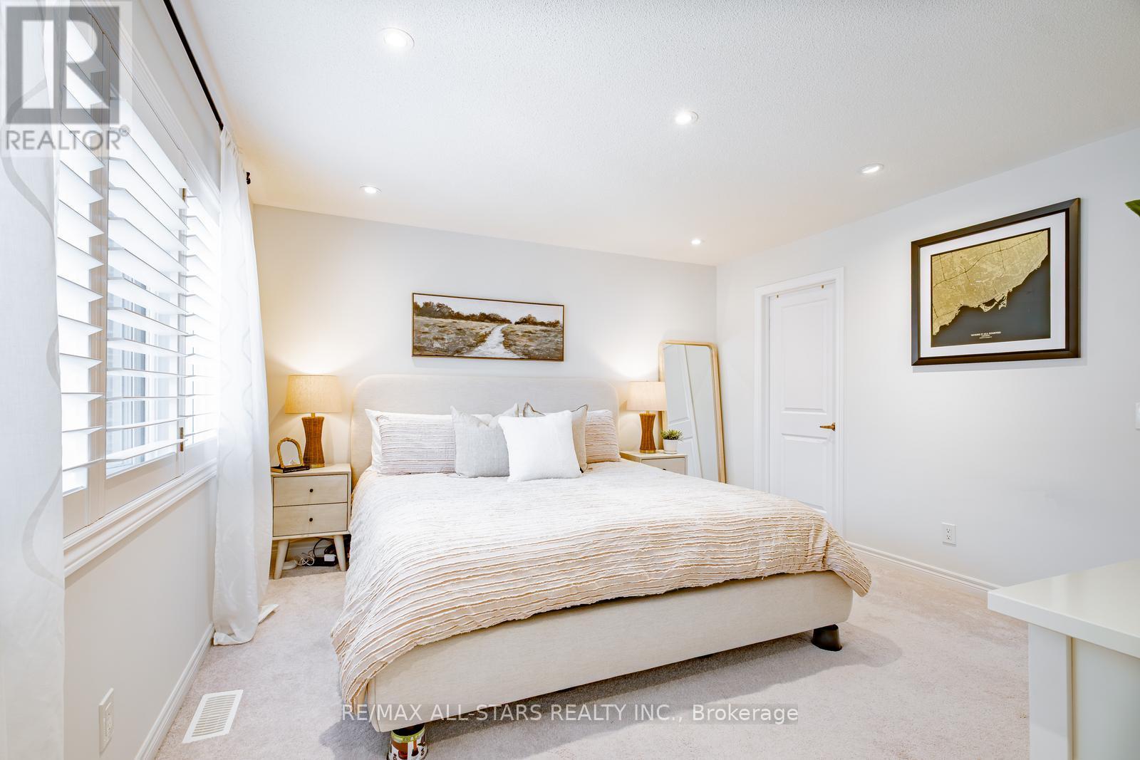 Photo 27 of 93 Seedling Crescent, Whitchurchstouffville ON