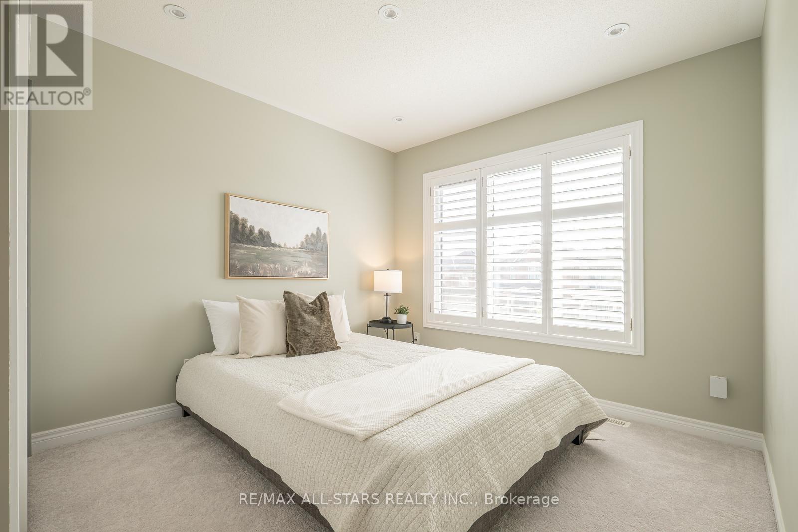 Photo 32 of 93 Seedling Crescent, Whitchurchstouffville ON