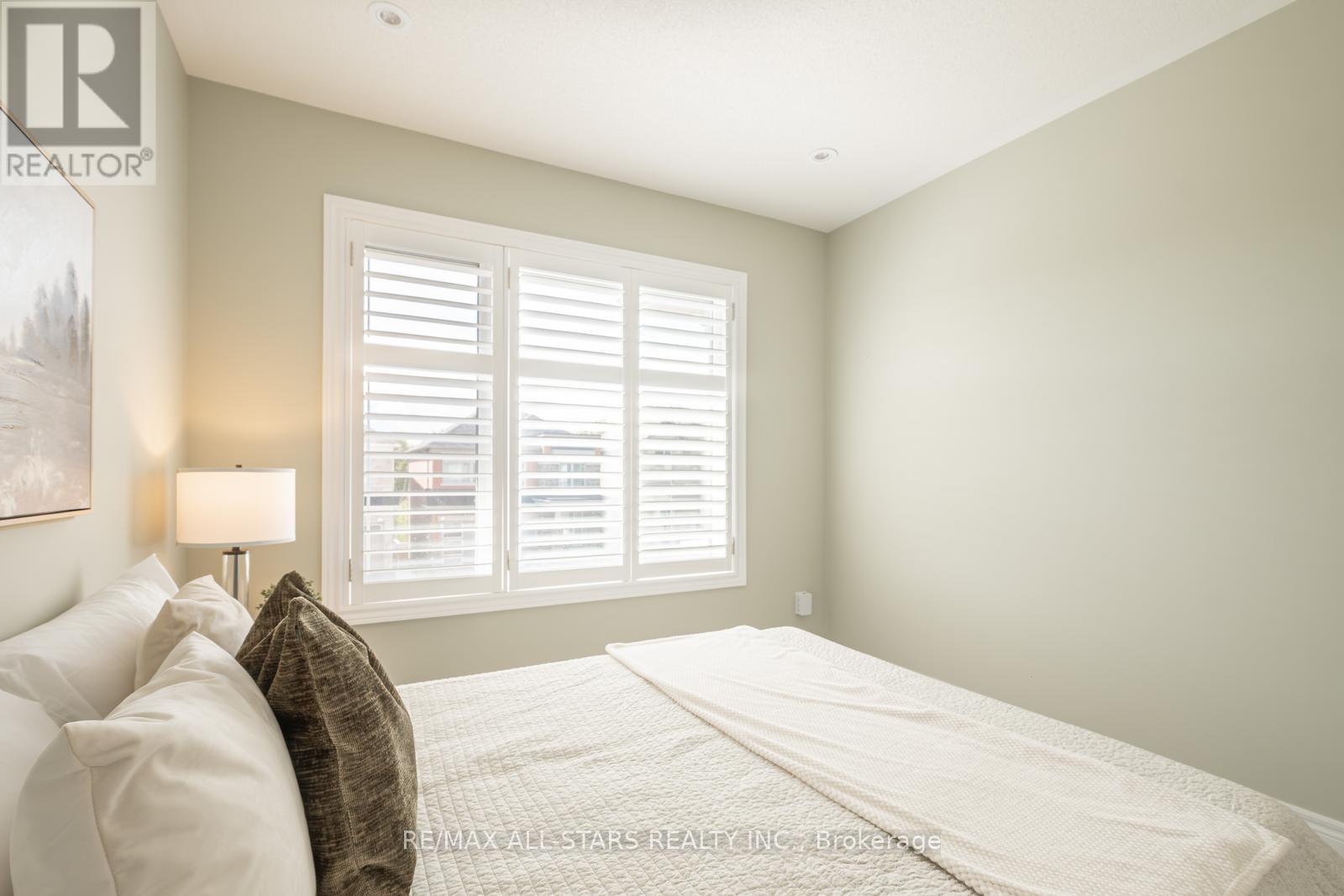Photo 34 of 93 Seedling Crescent, Whitchurchstouffville ON