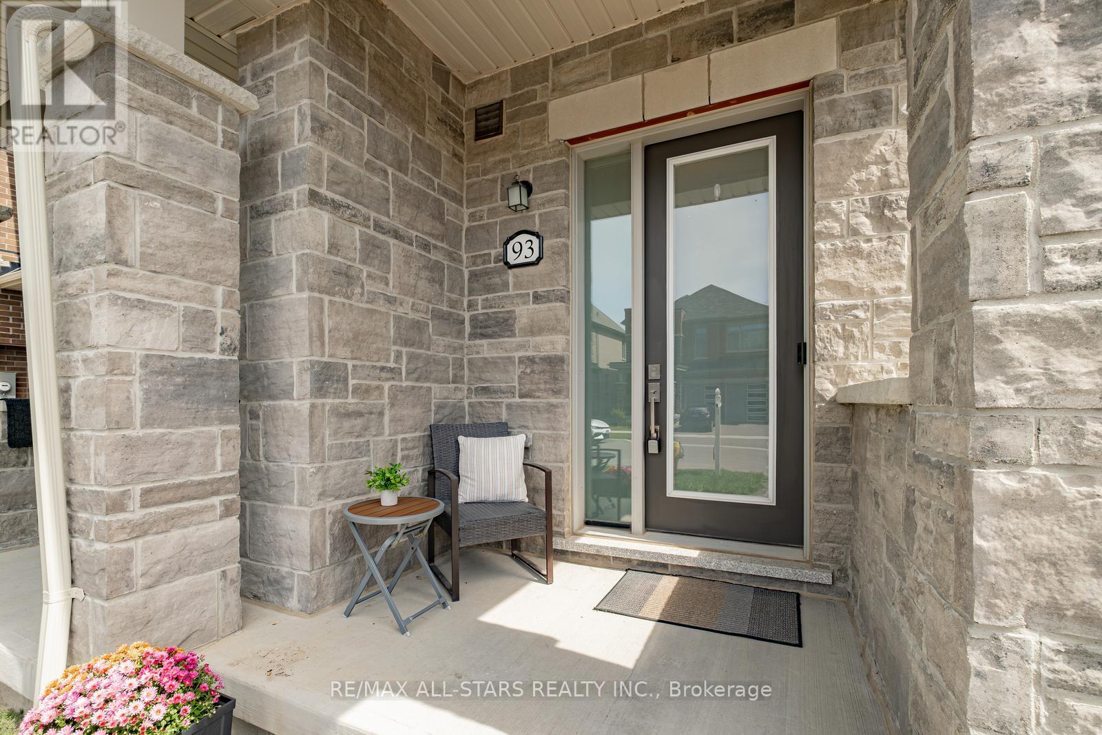 Photo 5 of 93 Seedling Crescent, Whitchurchstouffville ON