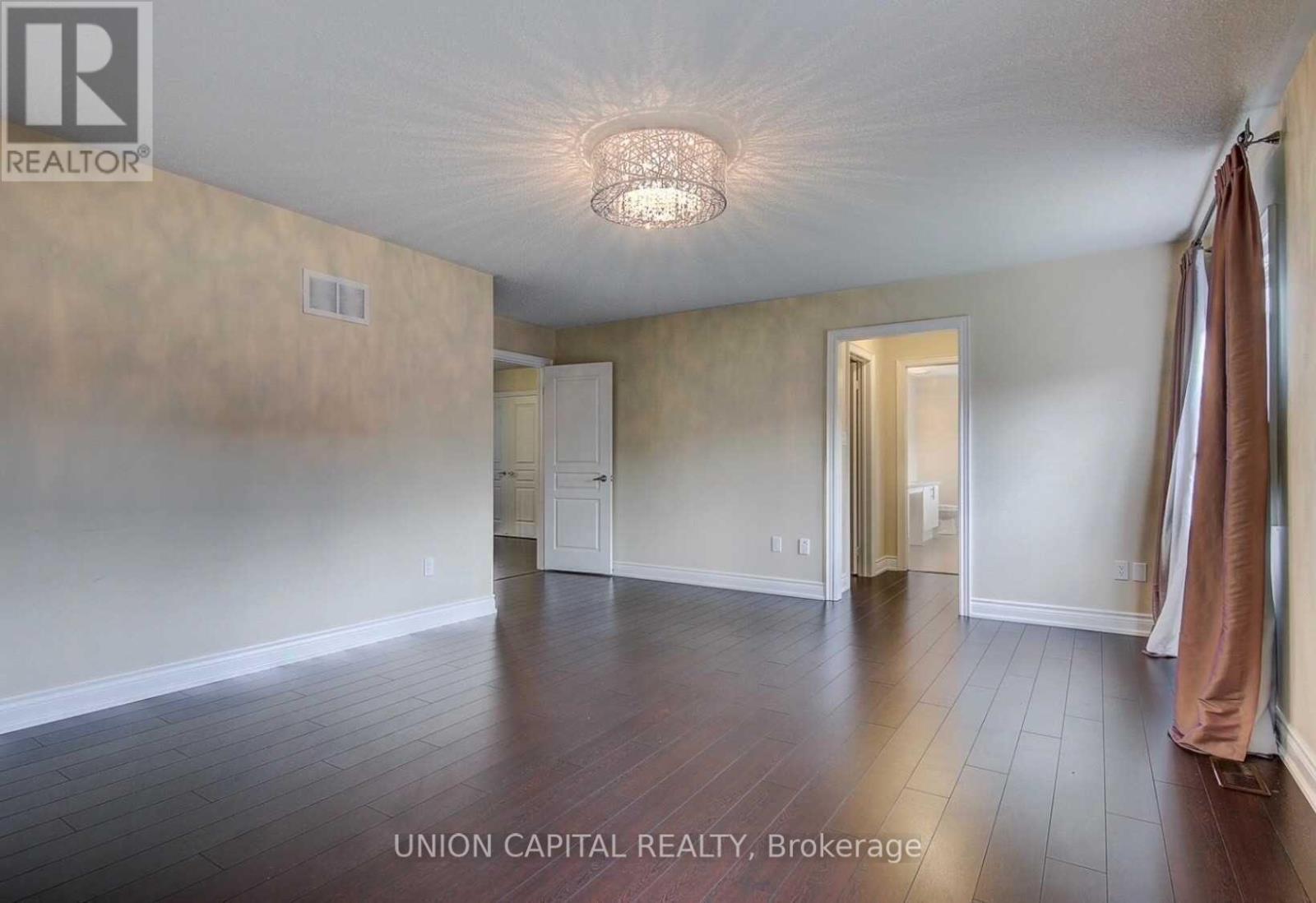 Photo 10 of 22 Greenforest Grove, Whitchurchstouffville ON