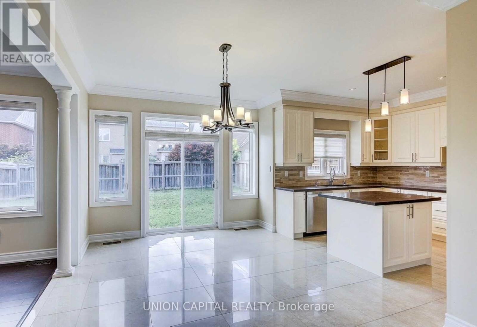 Photo 9 of 22 Greenforest Grove, Whitchurchstouffville ON