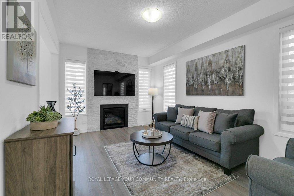 Photo 13 of 258 Harding Park Street, Newmarket ON