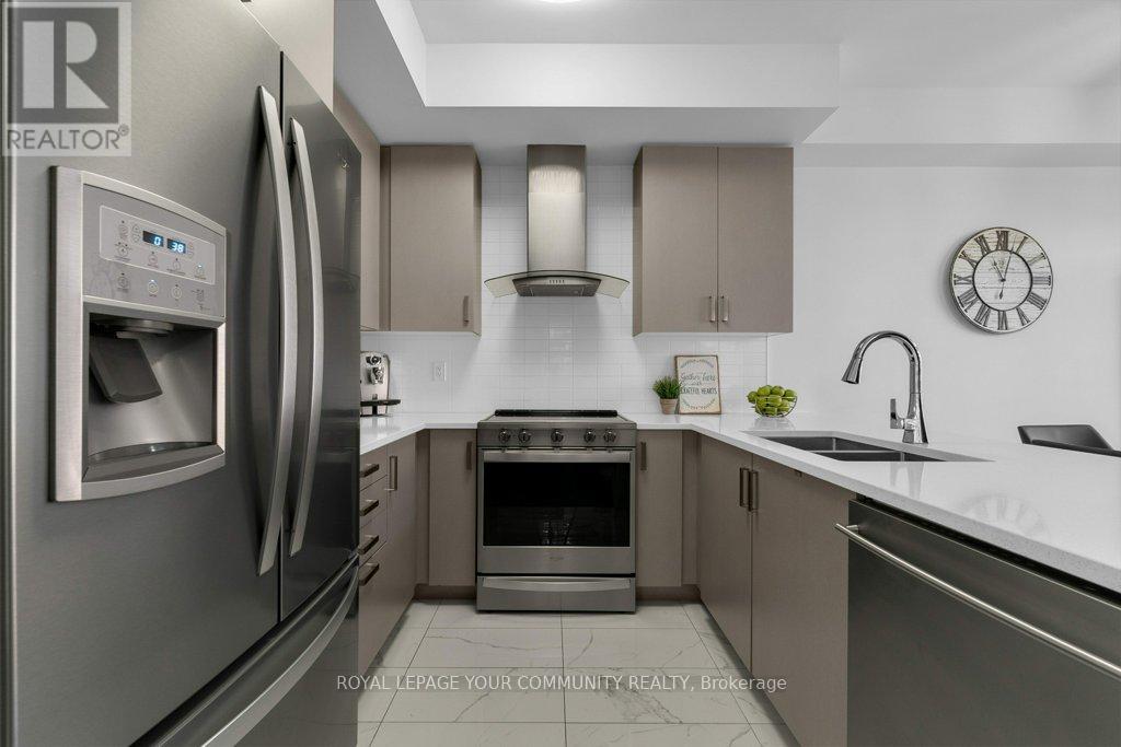 Photo 17 of 258 Harding Park Street, Newmarket ON