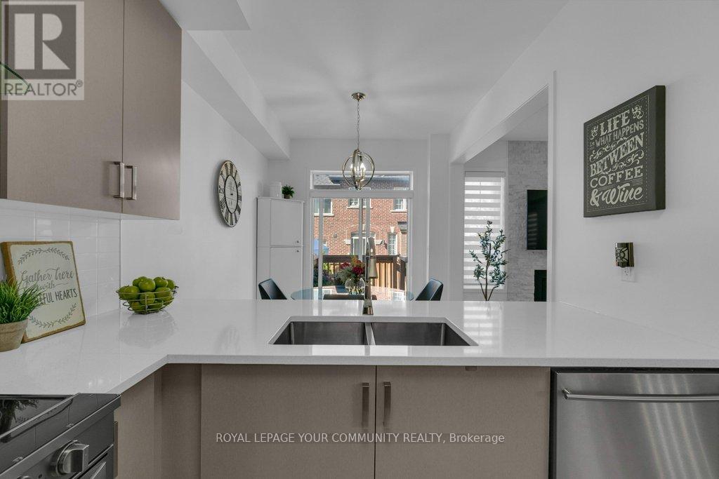 Photo 19 of 258 Harding Park Street, Newmarket ON