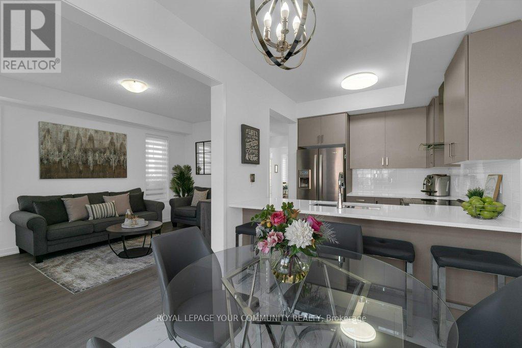 Photo 23 of 258 Harding Park Street, Newmarket ON