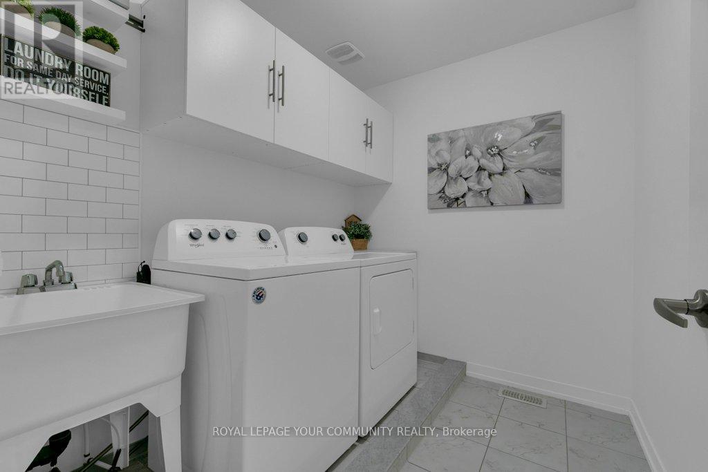 Photo 30 of 258 Harding Park Street, Newmarket ON
