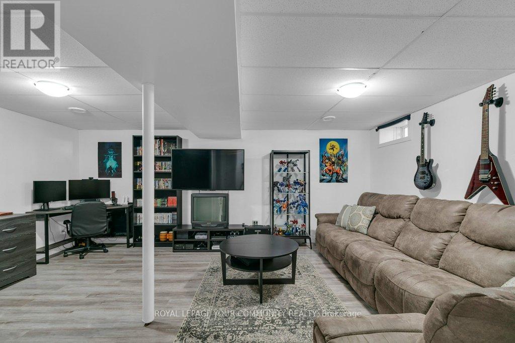 Photo 35 of 258 Harding Park Street, Newmarket ON