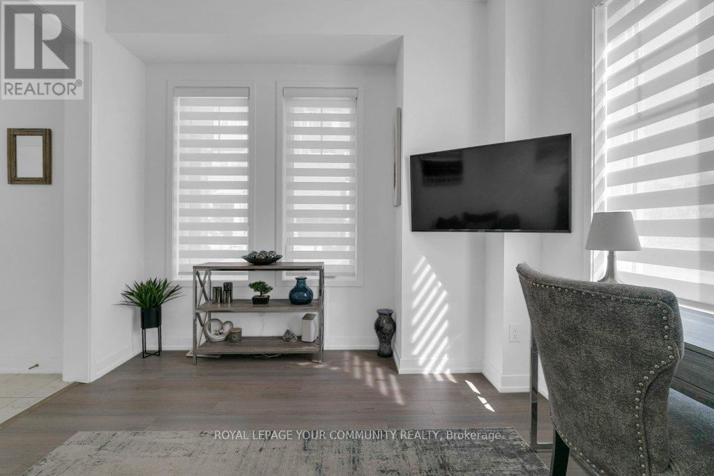 Photo 6 of 258 Harding Park Street, Newmarket ON