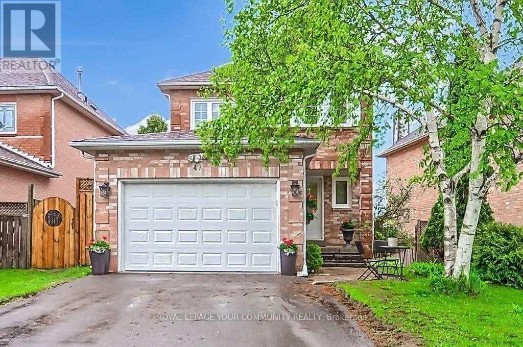 Photo 1 of 47 Chiswick Crescent, Aurora ON