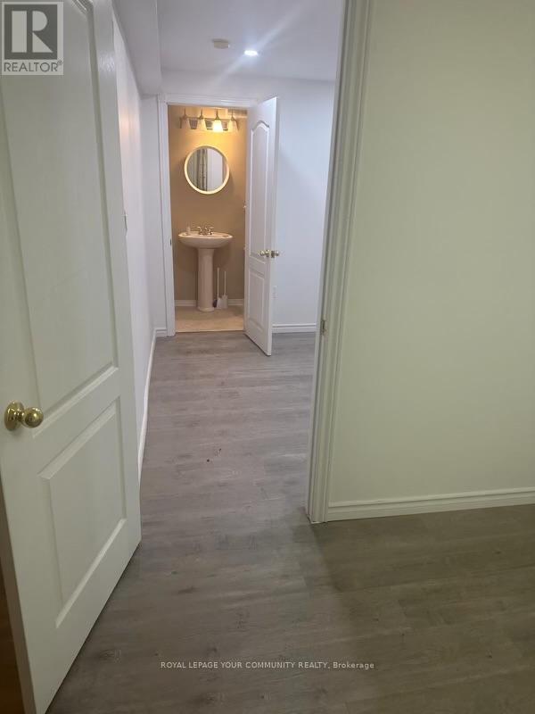 Photo 11 of 47 Chiswick Crescent, Aurora ON
