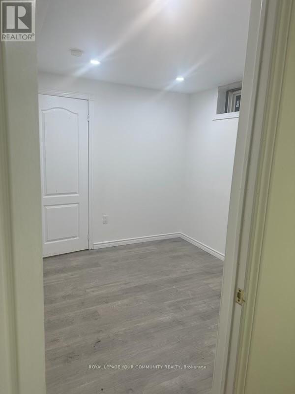 Photo 13 of 47 Chiswick Crescent, Aurora ON