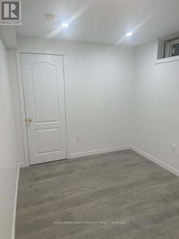 Photo 16 of 47 Chiswick Crescent, Aurora ON