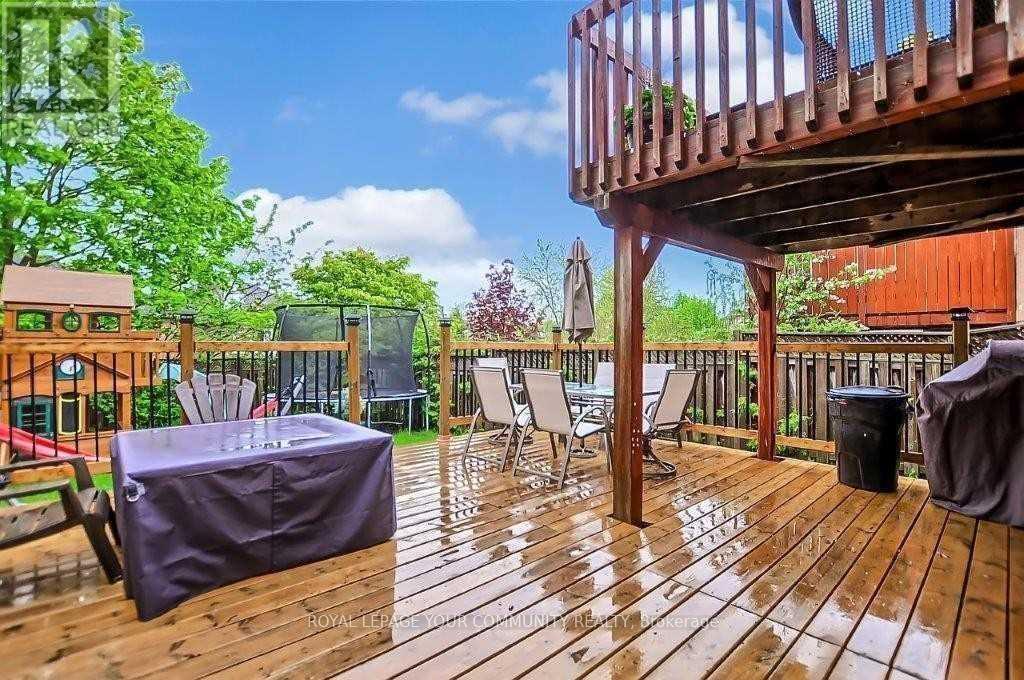 Photo 2 of 47 Chiswick Crescent, Aurora ON