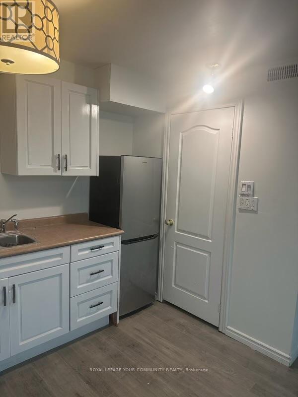 Photo 7 of 47 Chiswick Crescent, Aurora ON