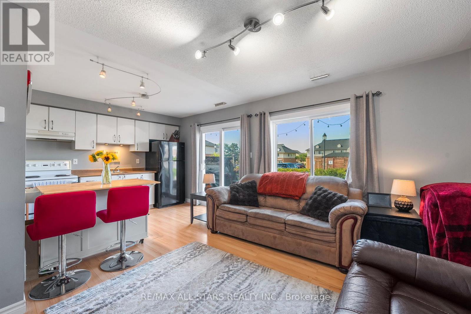 Photo 2 of 36 1 Testa Road, Uxbridge ON