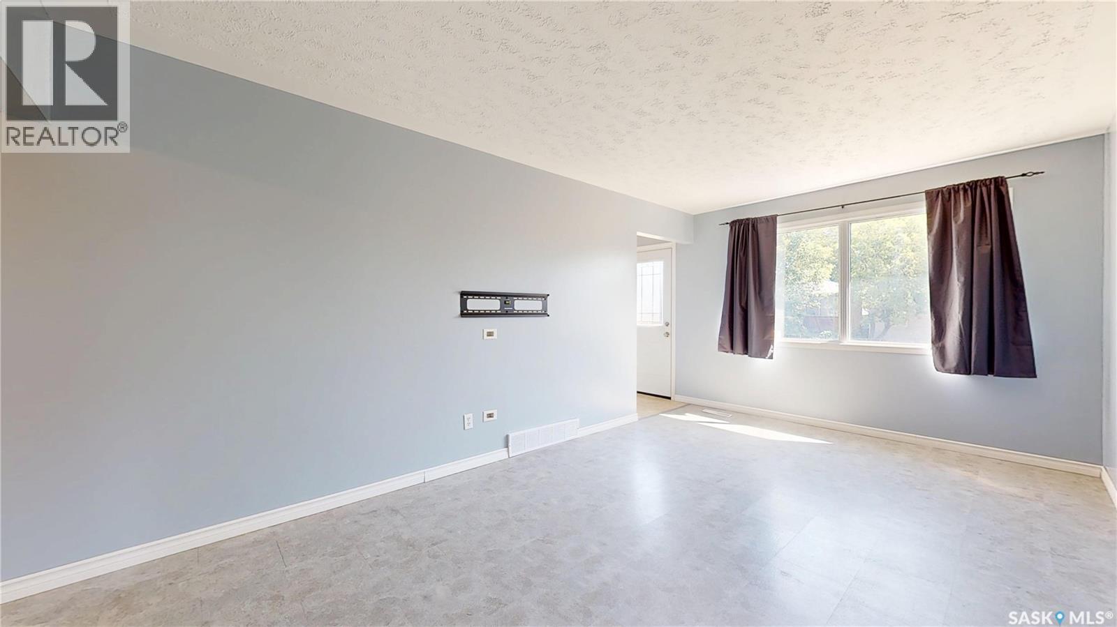 Photo 10 of 2070 Lindsay Street, Regina SK