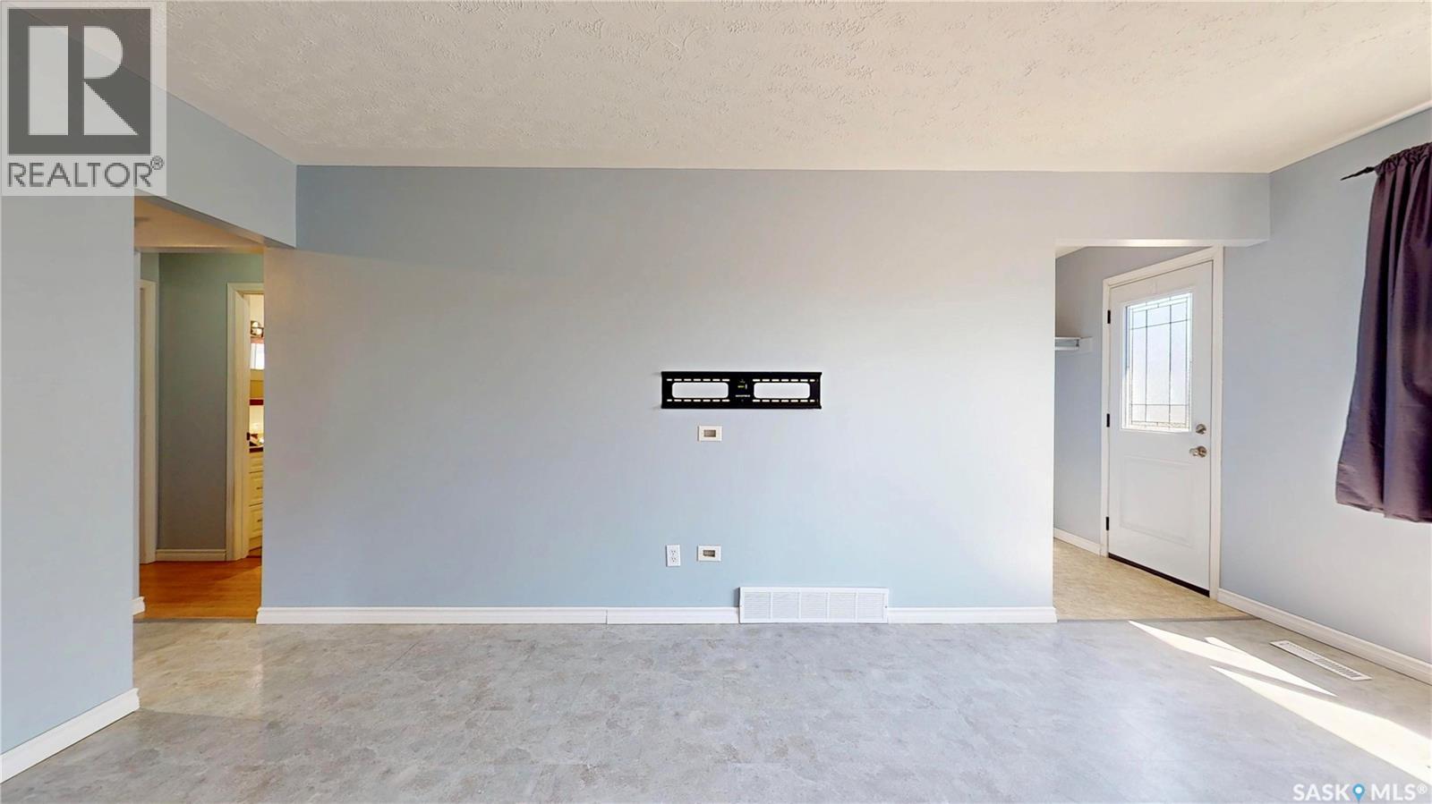Photo 9 of 2070 Lindsay Street, Regina SK