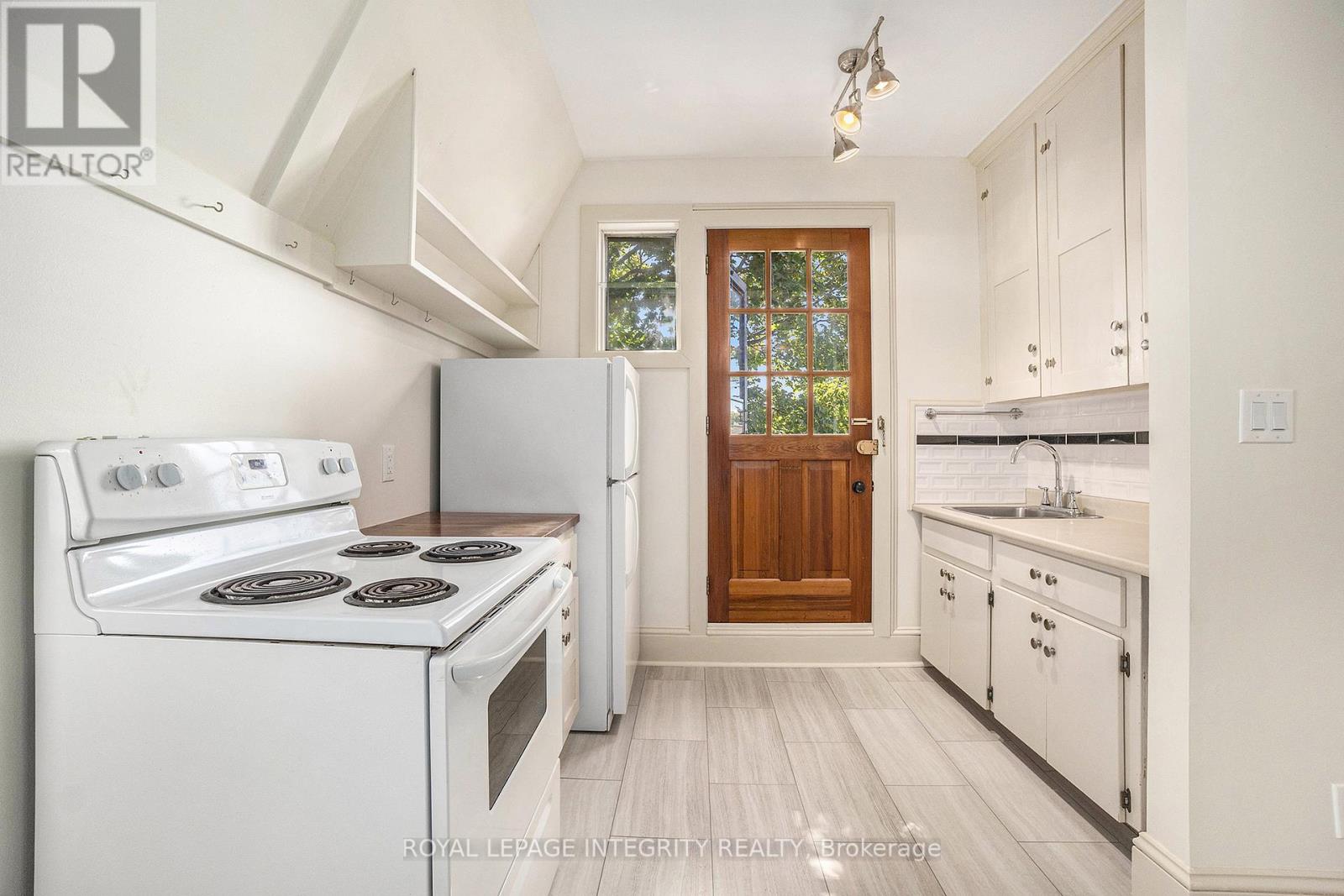 Photo 11 of 4 220 Powell Avenue, Ottawa ON