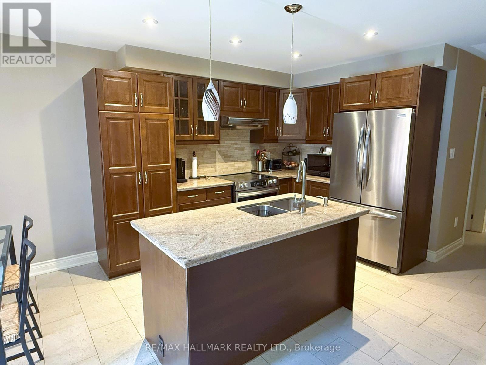 Photo 11 of 215 Queenslea Avenue S, Toronto ON