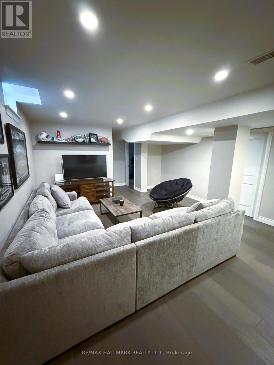 Photo 25 of 215 Queenslea Avenue S, Toronto ON