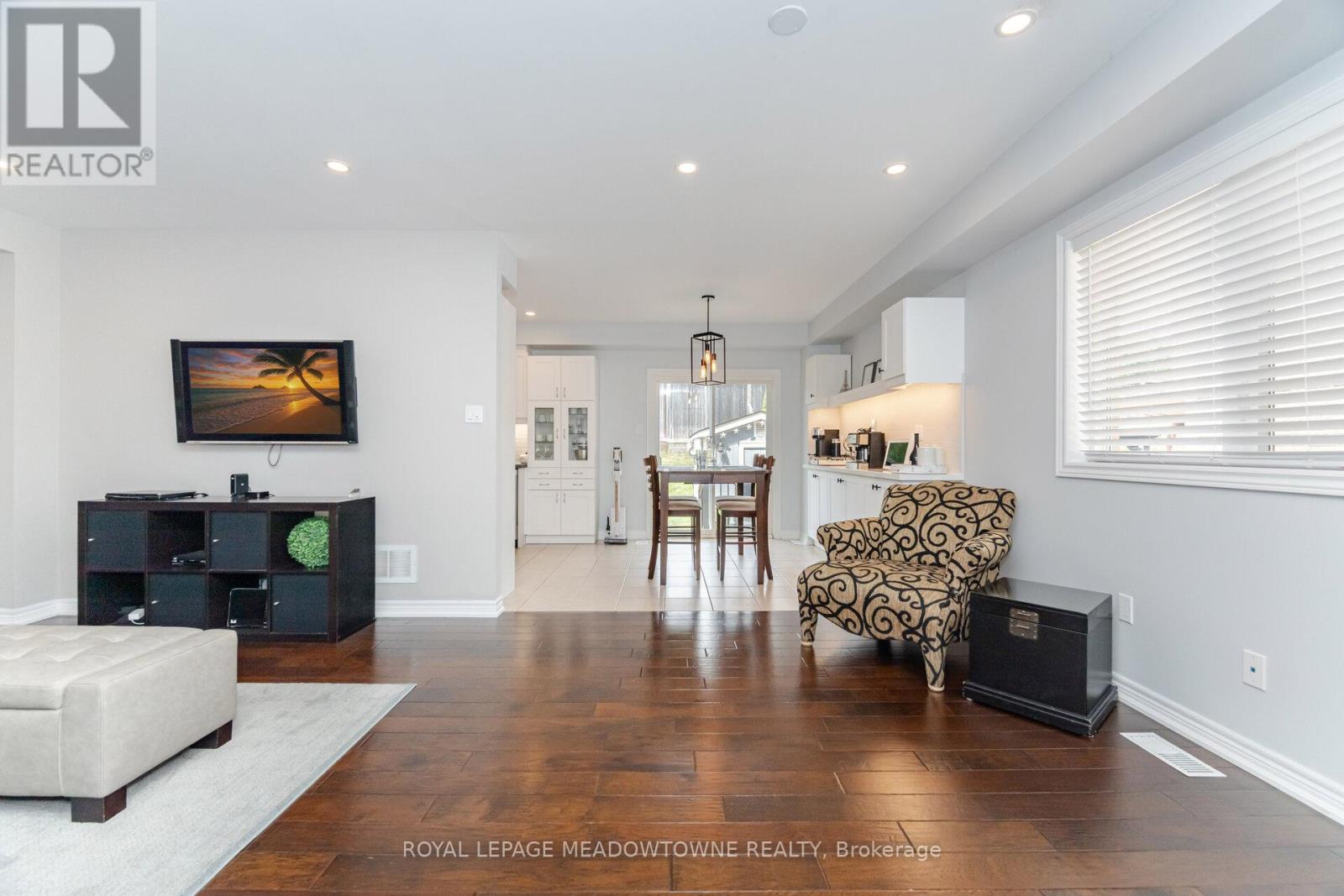 Photo 9 of 345 Bussel Crescent, Milton ON