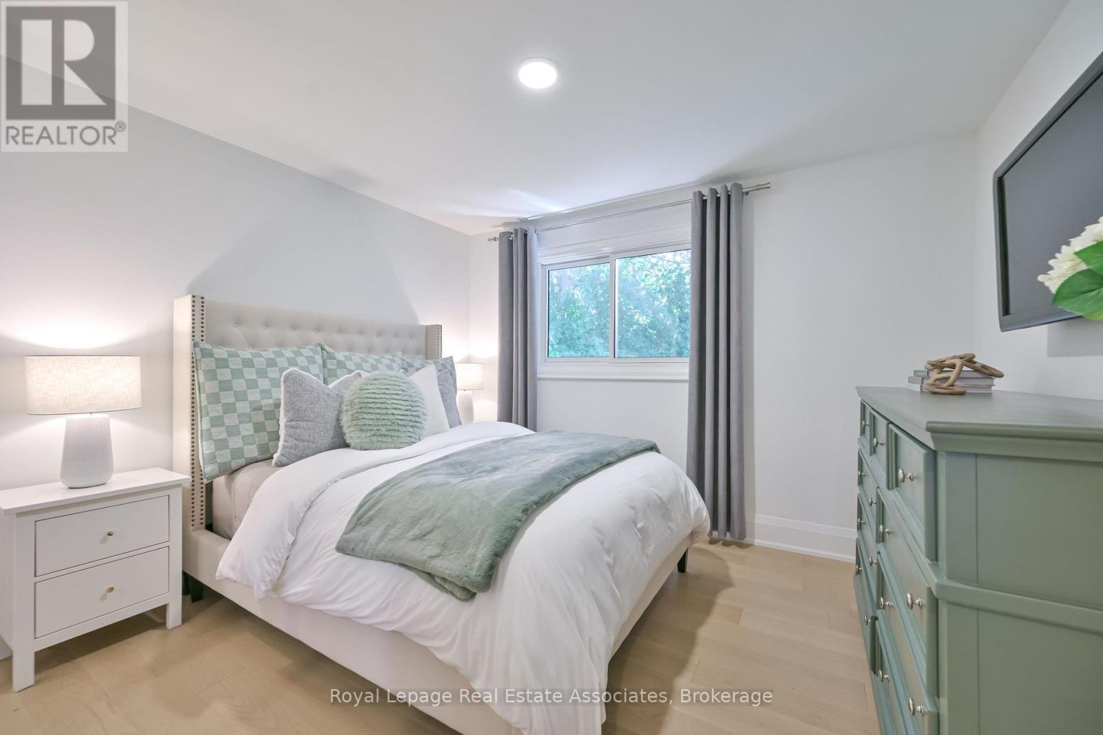 Photo 17 of 3116 Harris Crescent, Mississauga ON