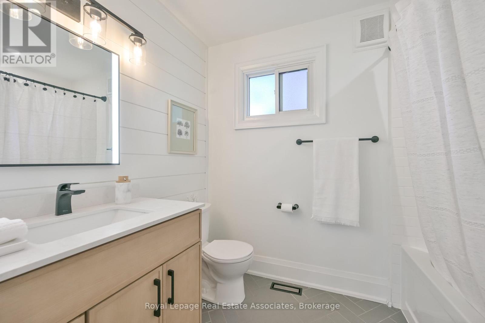 Photo 22 of 3116 Harris Crescent, Mississauga ON