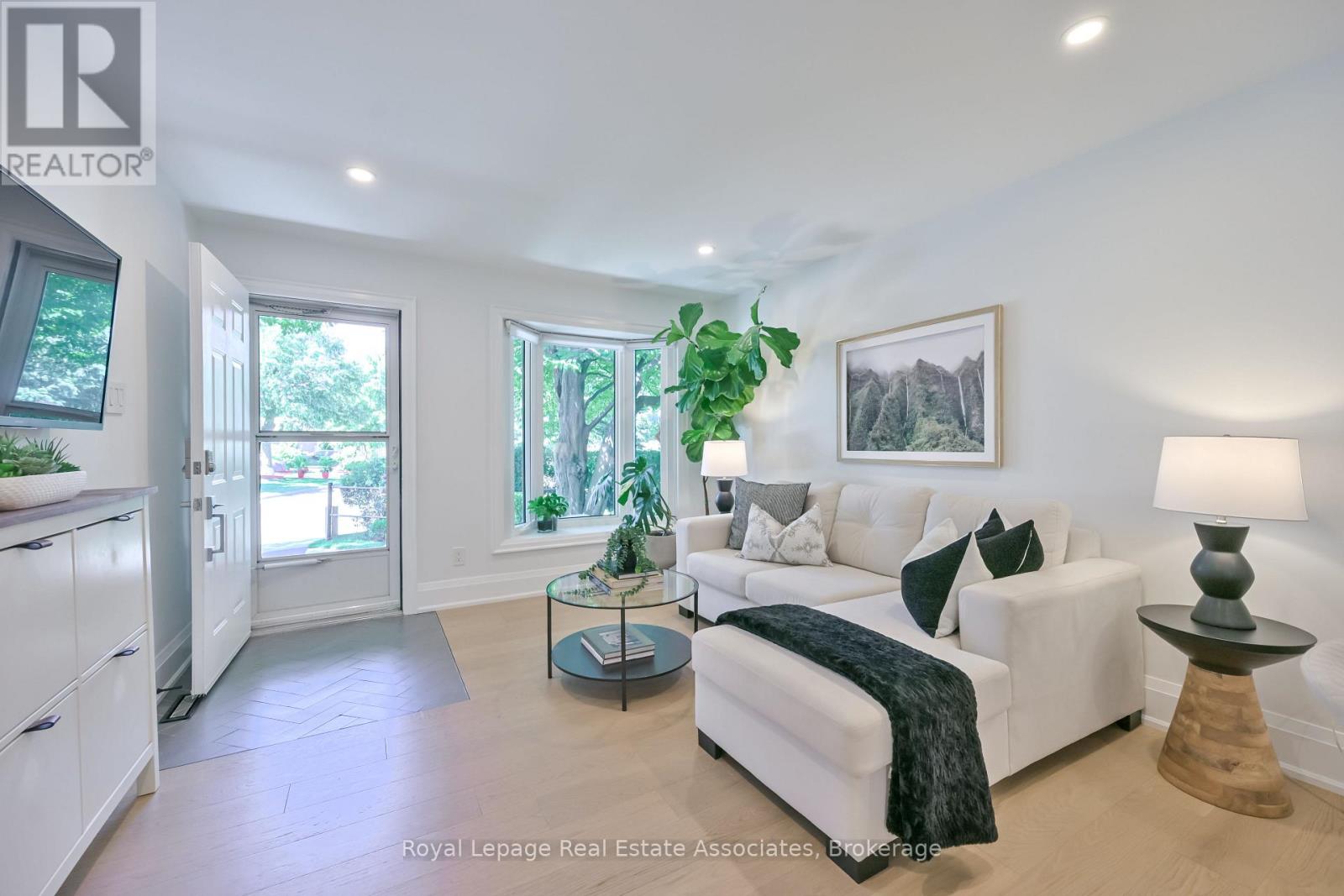 Photo 8 of 3116 Harris Crescent, Mississauga ON