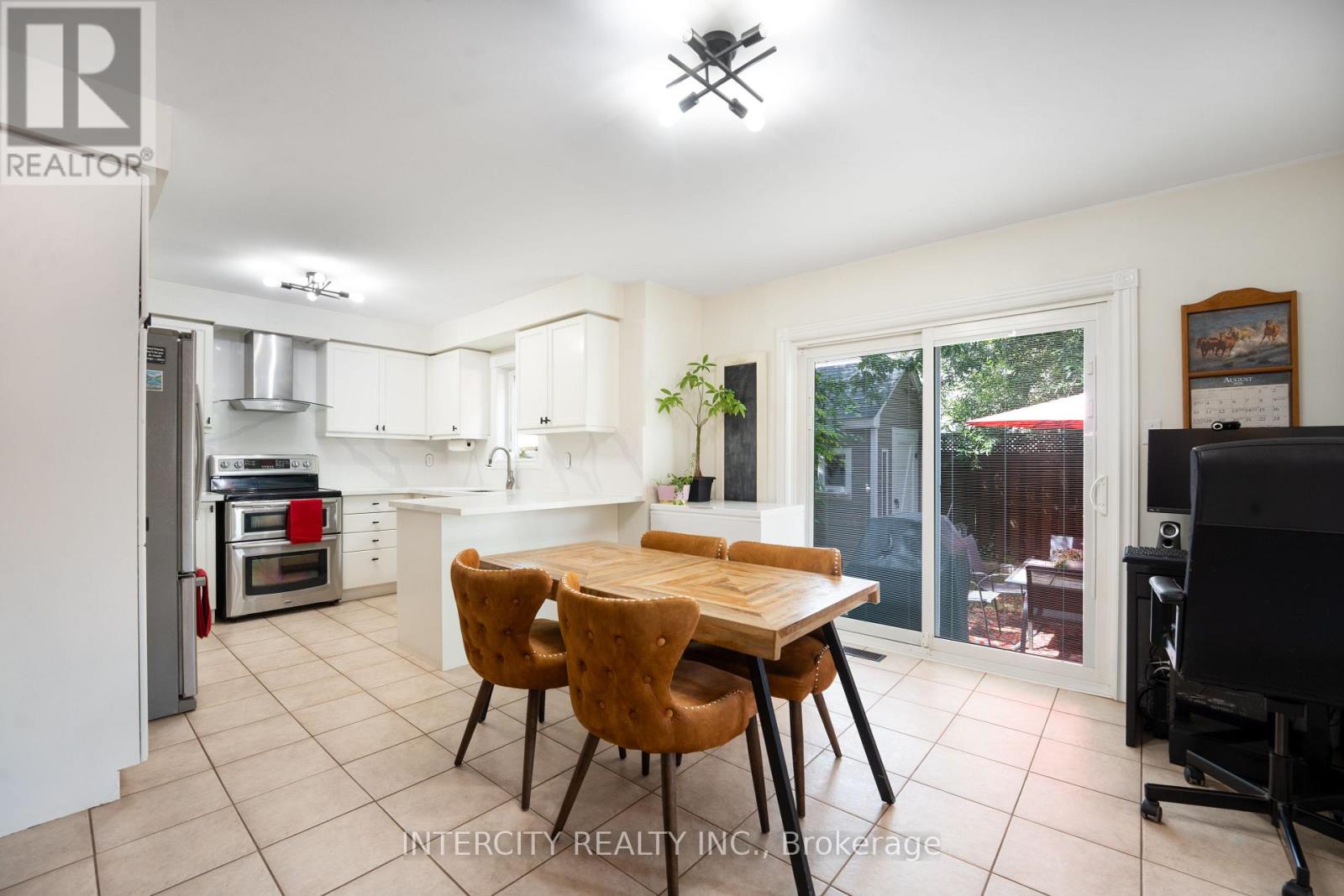 Photo 11 of 5409 Duchess Court, Burlington ON