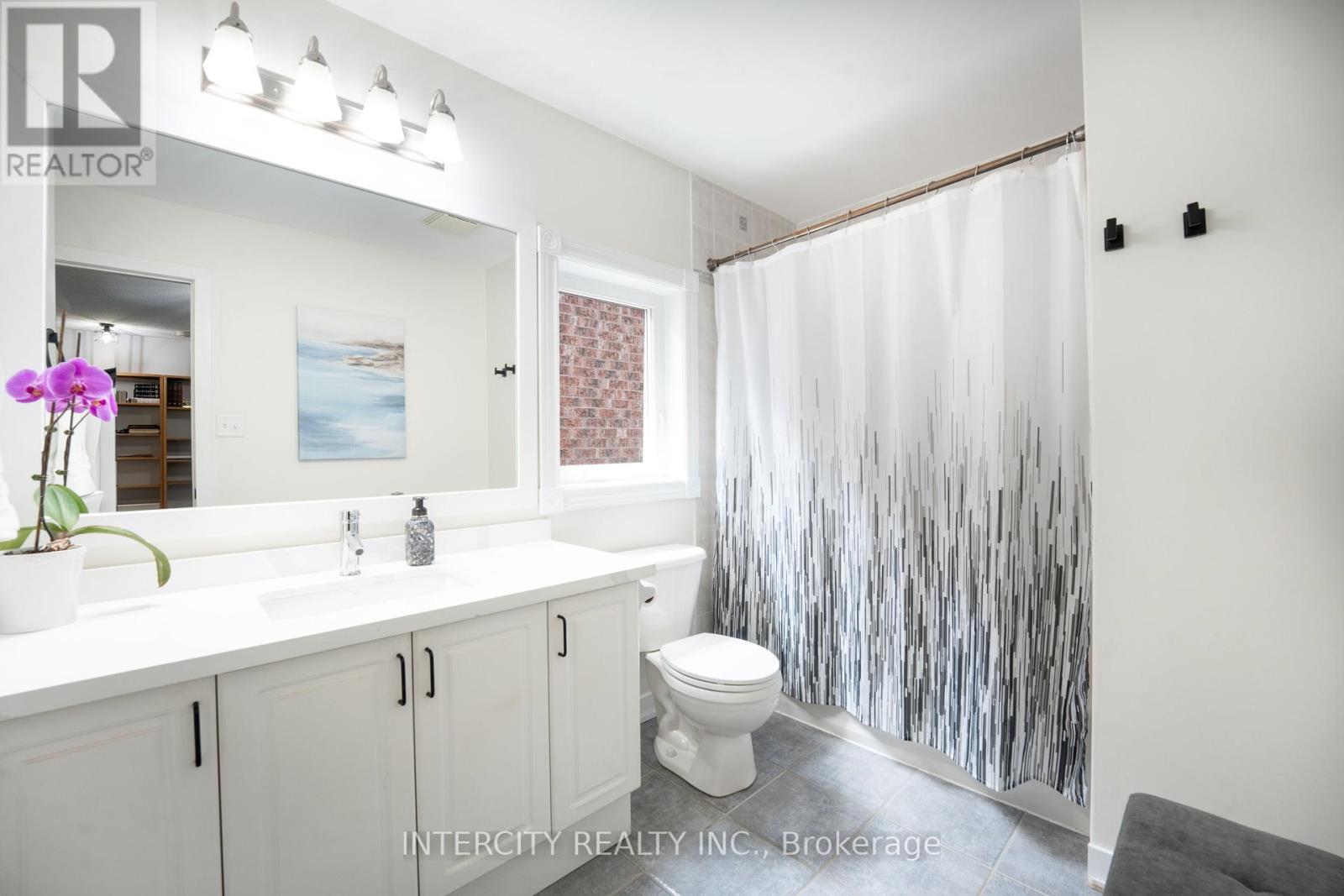 Photo 24 of 5409 Duchess Court, Burlington ON