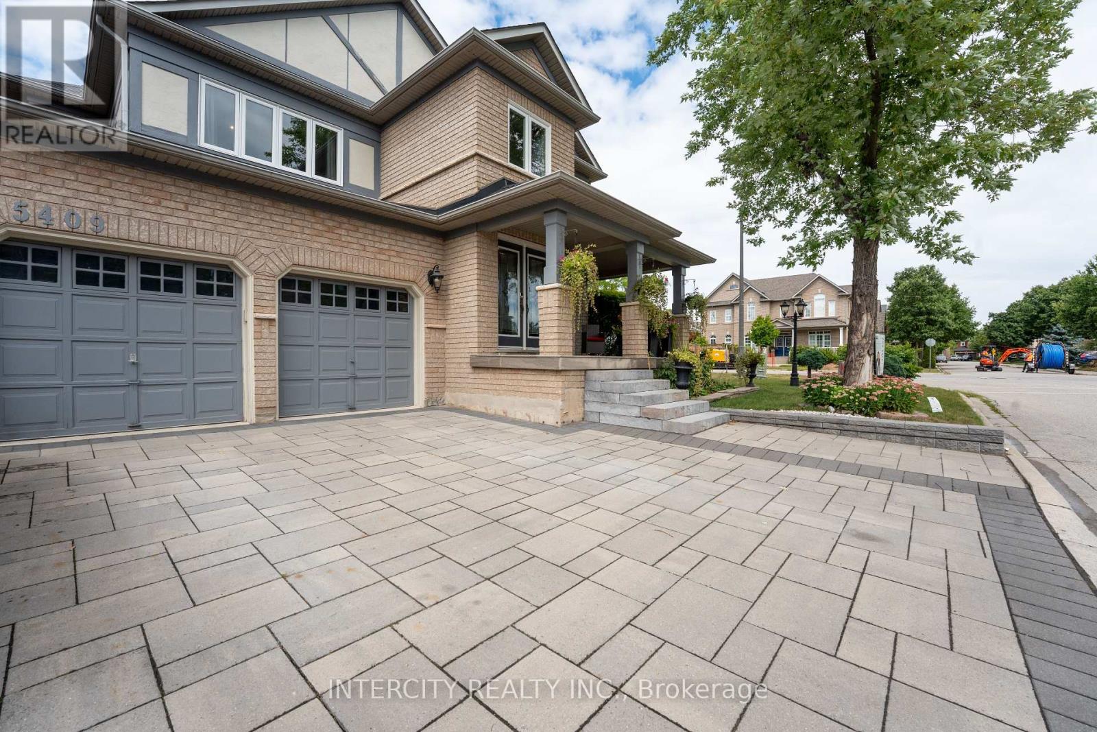 Photo 3 of 5409 Duchess Court, Burlington ON