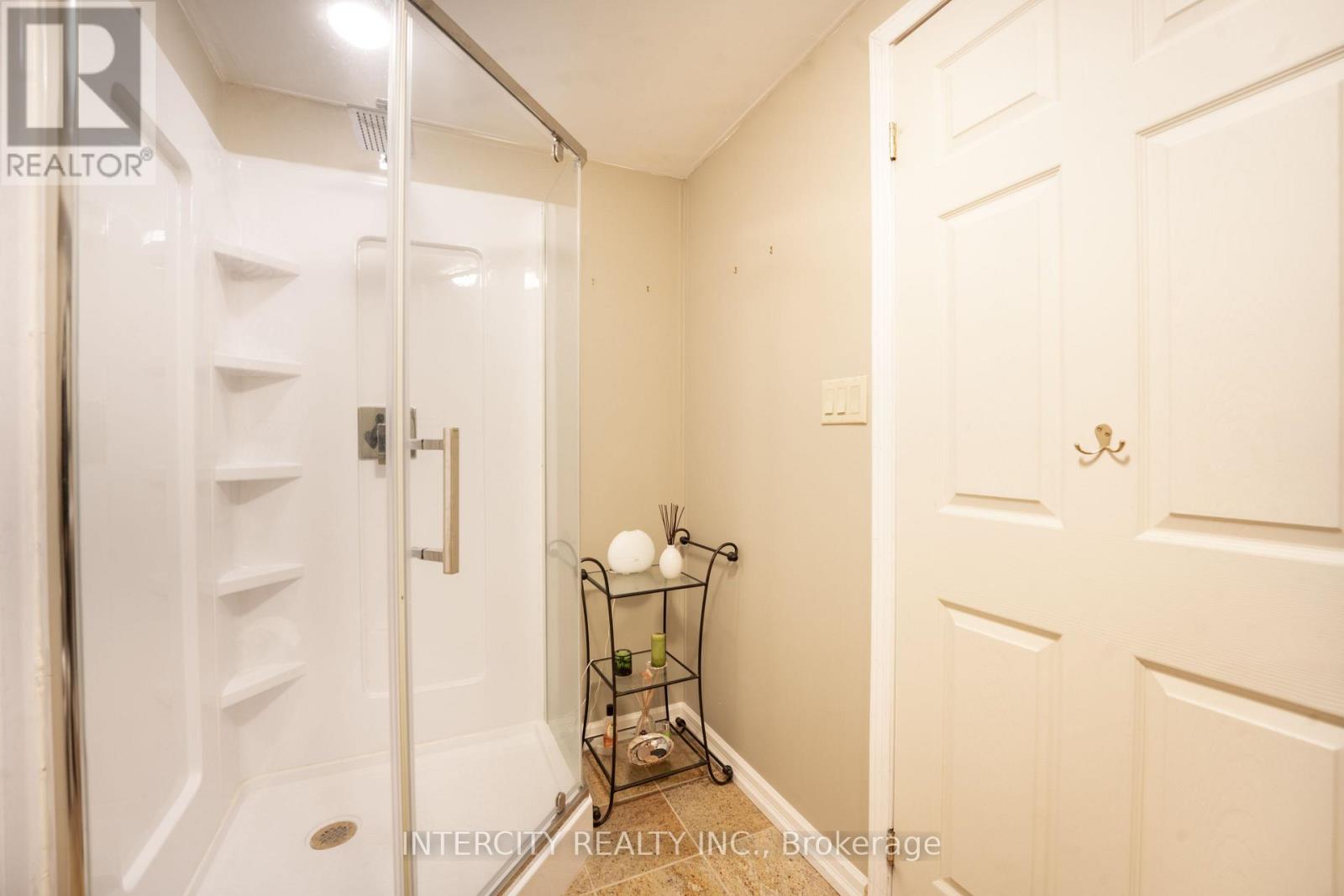 Photo 32 of 5409 Duchess Court, Burlington ON