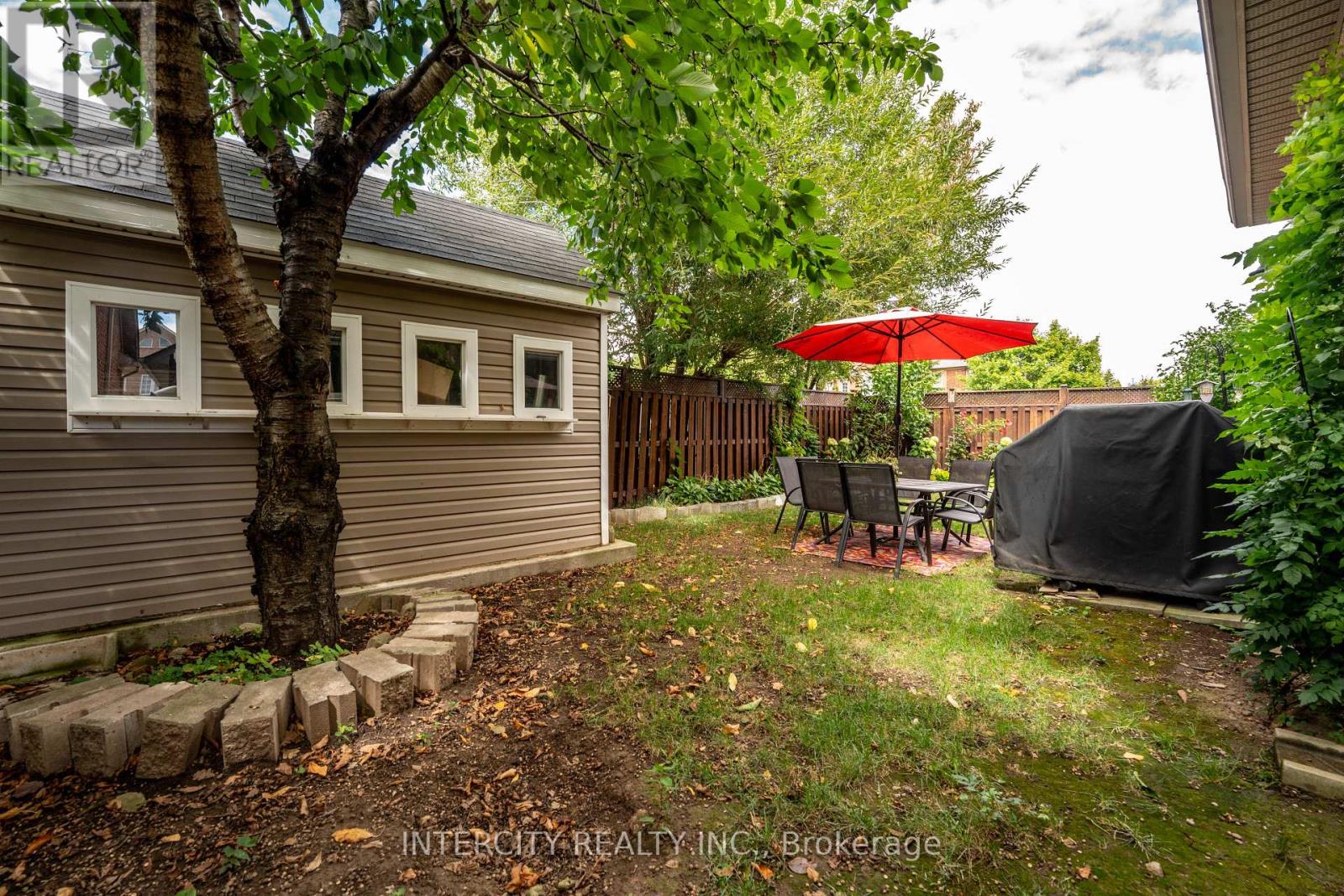 Photo 38 of 5409 Duchess Court, Burlington ON