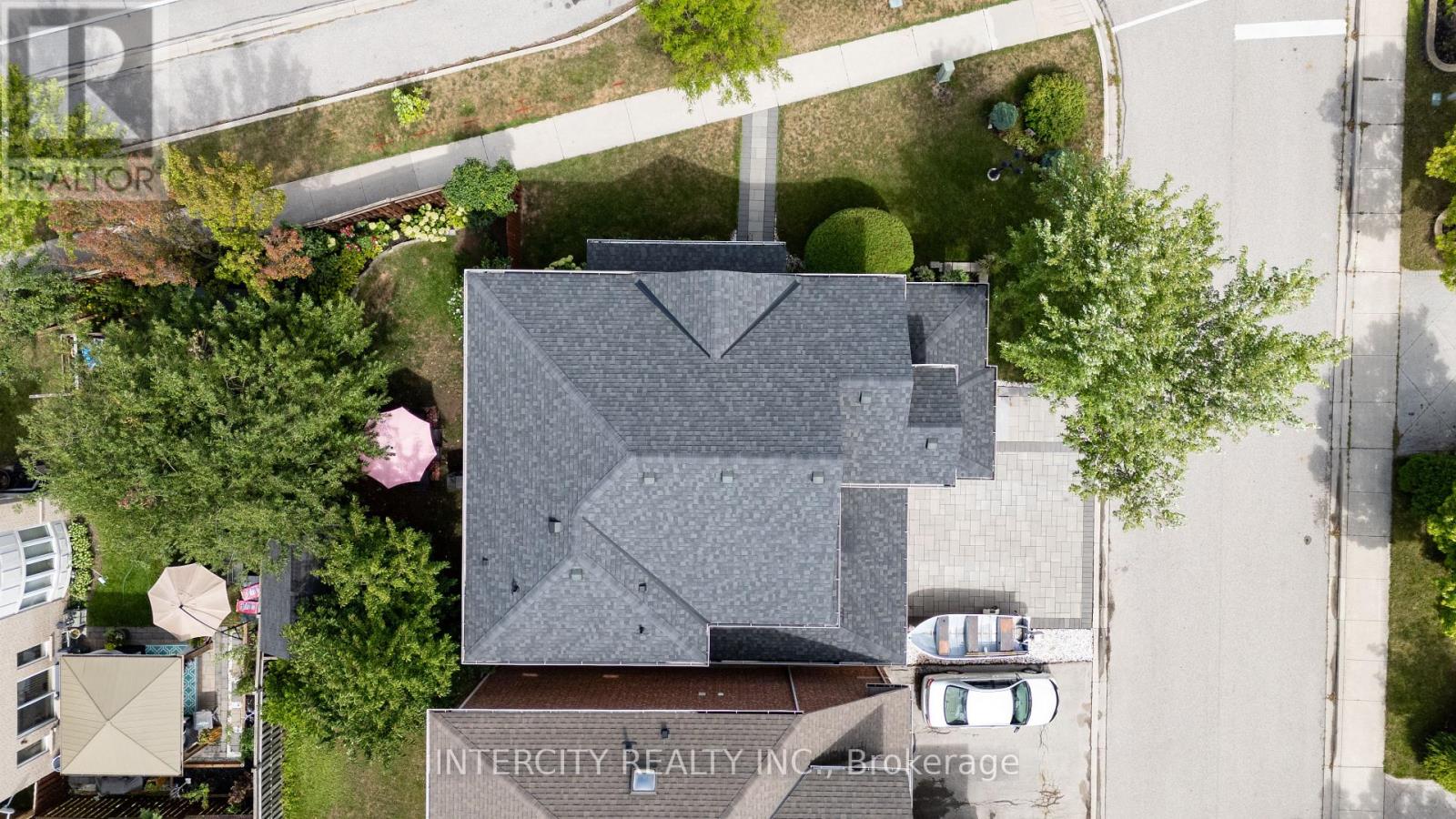 Photo 4 of 5409 Duchess Court, Burlington ON