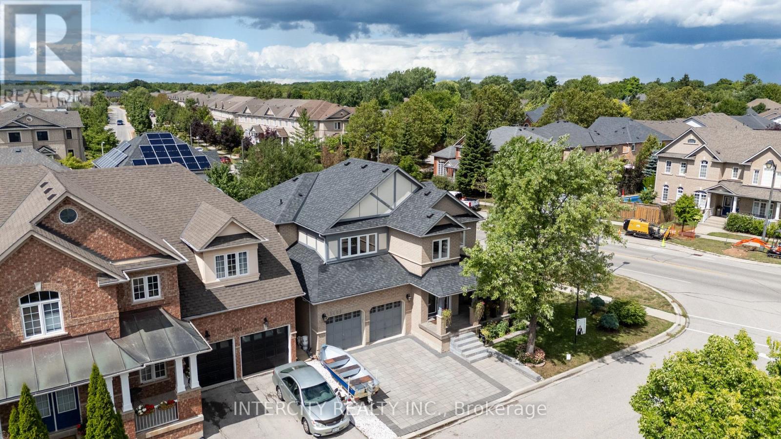 Photo 5 of 5409 Duchess Court, Burlington ON