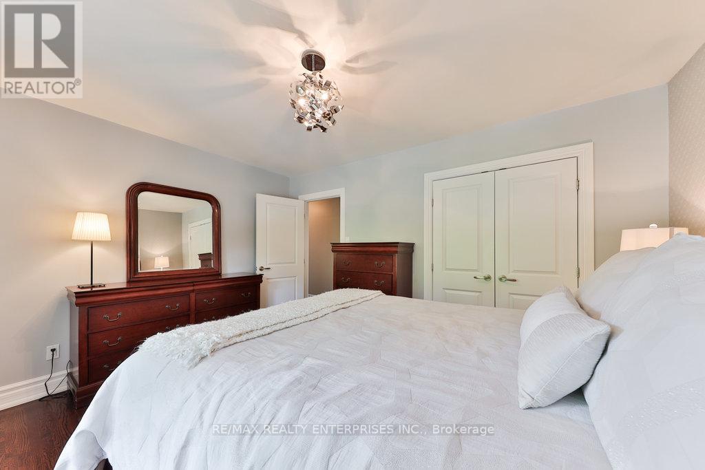 Photo 25 of 1293 Greenoaks Drive, Mississauga ON