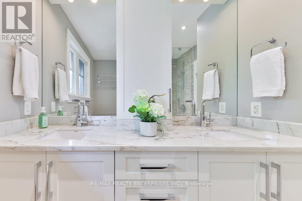 Photo 31 of 1293 Greenoaks Drive, Mississauga ON