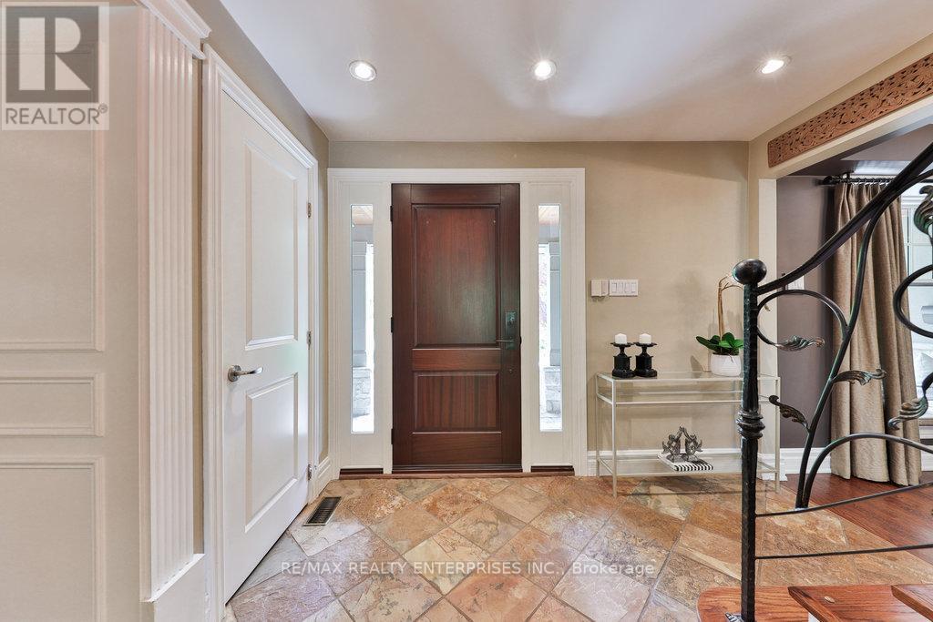 Photo 5 of 1293 Greenoaks Drive, Mississauga ON