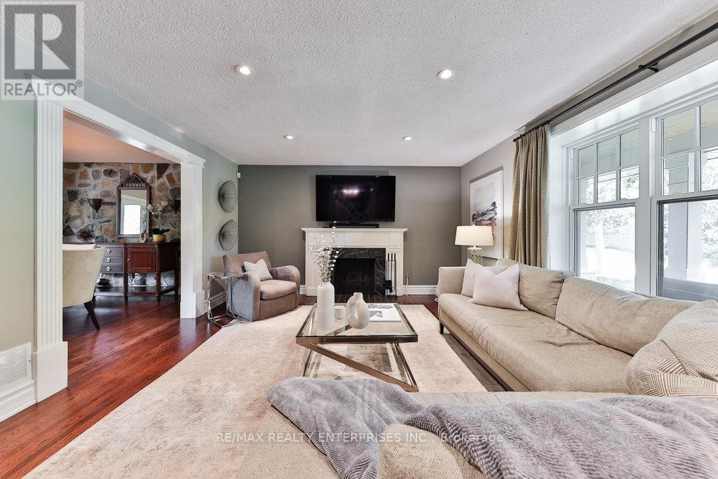 Photo 7 of 1293 Greenoaks Drive, Mississauga ON
