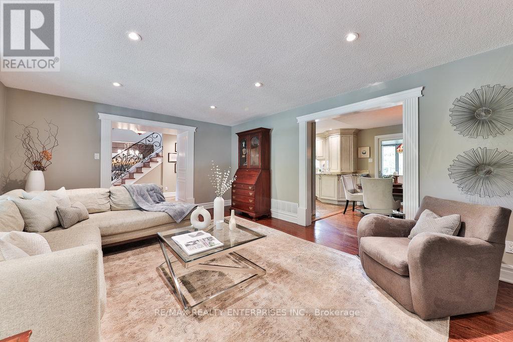 Photo 8 of 1293 Greenoaks Drive, Mississauga ON