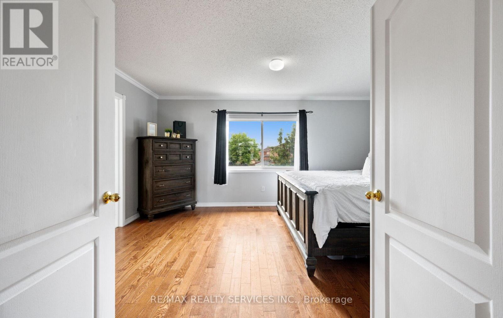 Photo 17 of 45 Briarcroft Road, Brampton ON