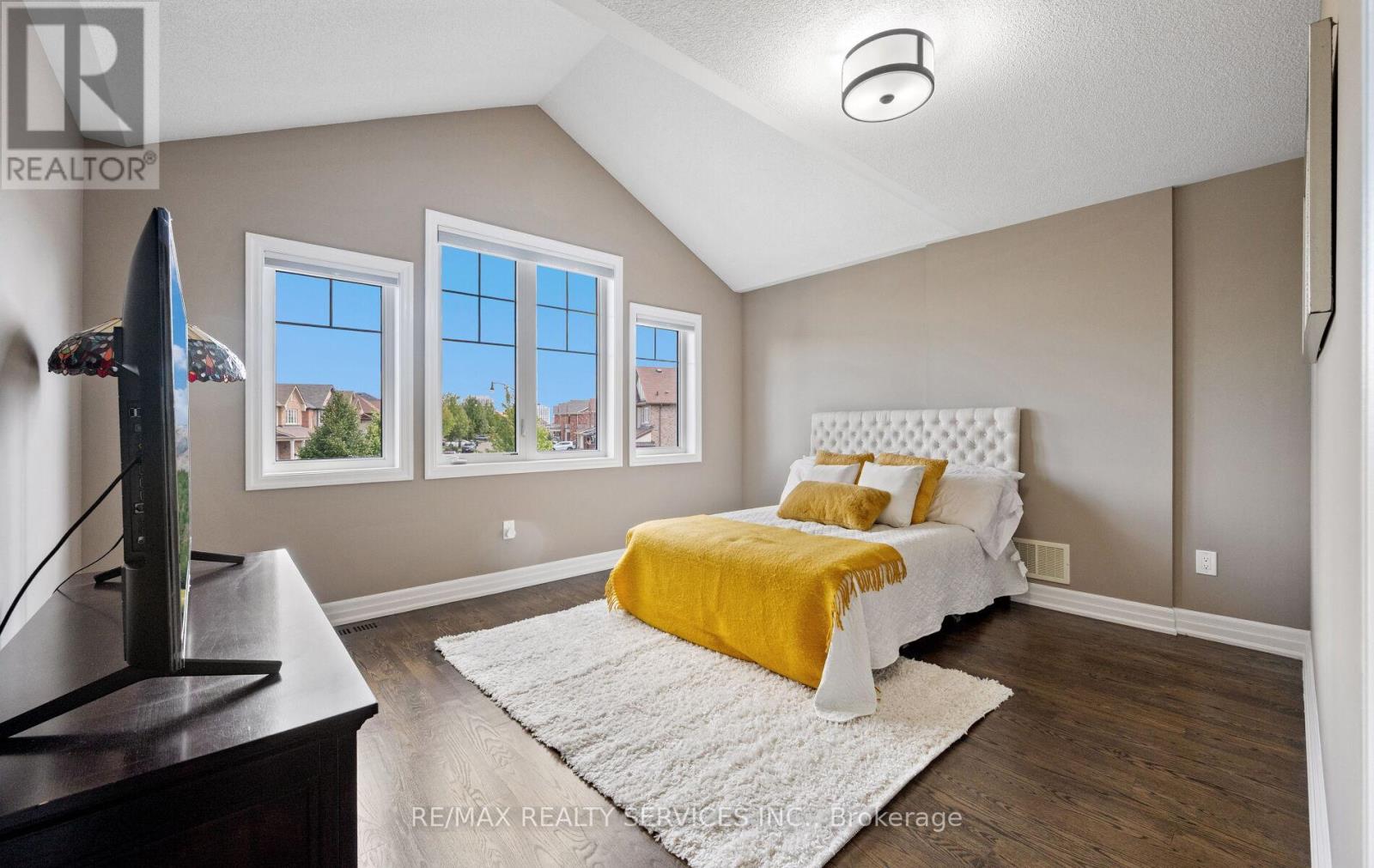 Photo 23 of 182 Tysonville Circle, Brampton ON